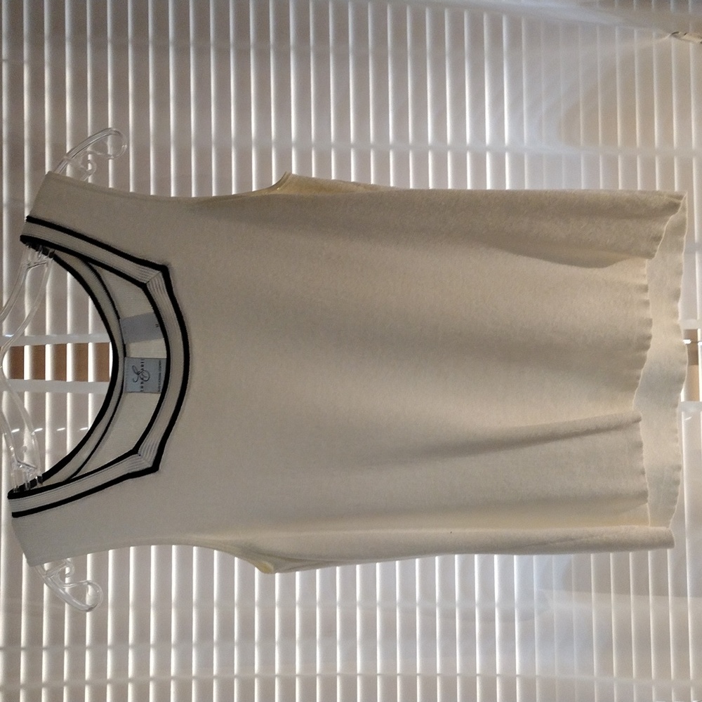 Emma & James white stretch knit top with neck detail. Size M.